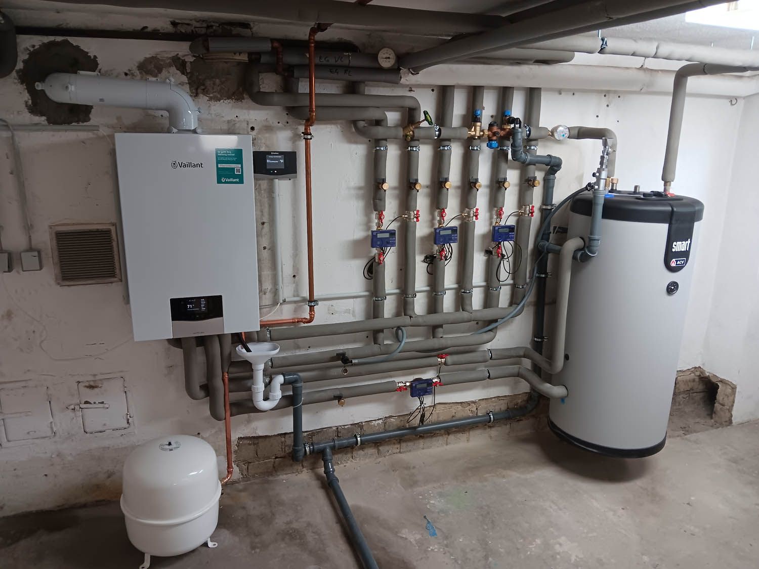 Modernisierte Heizungsanlage mit Brennwerttherme und Warmwasserspeicher – Referenz von P&M Sanitärtechnik Hamm