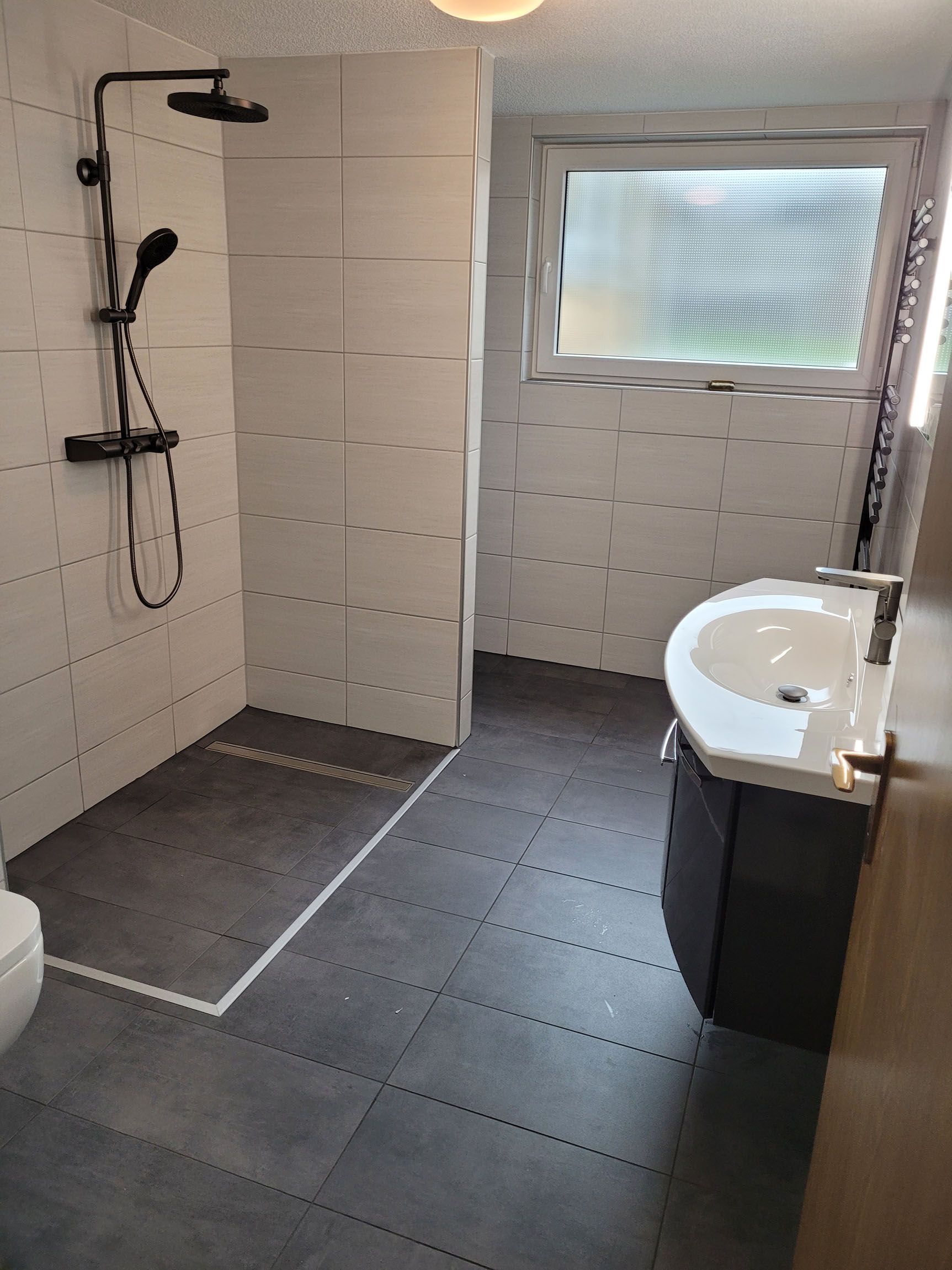 Modernes Bad mit bodengleicher Dusche – Referenzprojekt von P&M Sanitärtechnik in Hamm