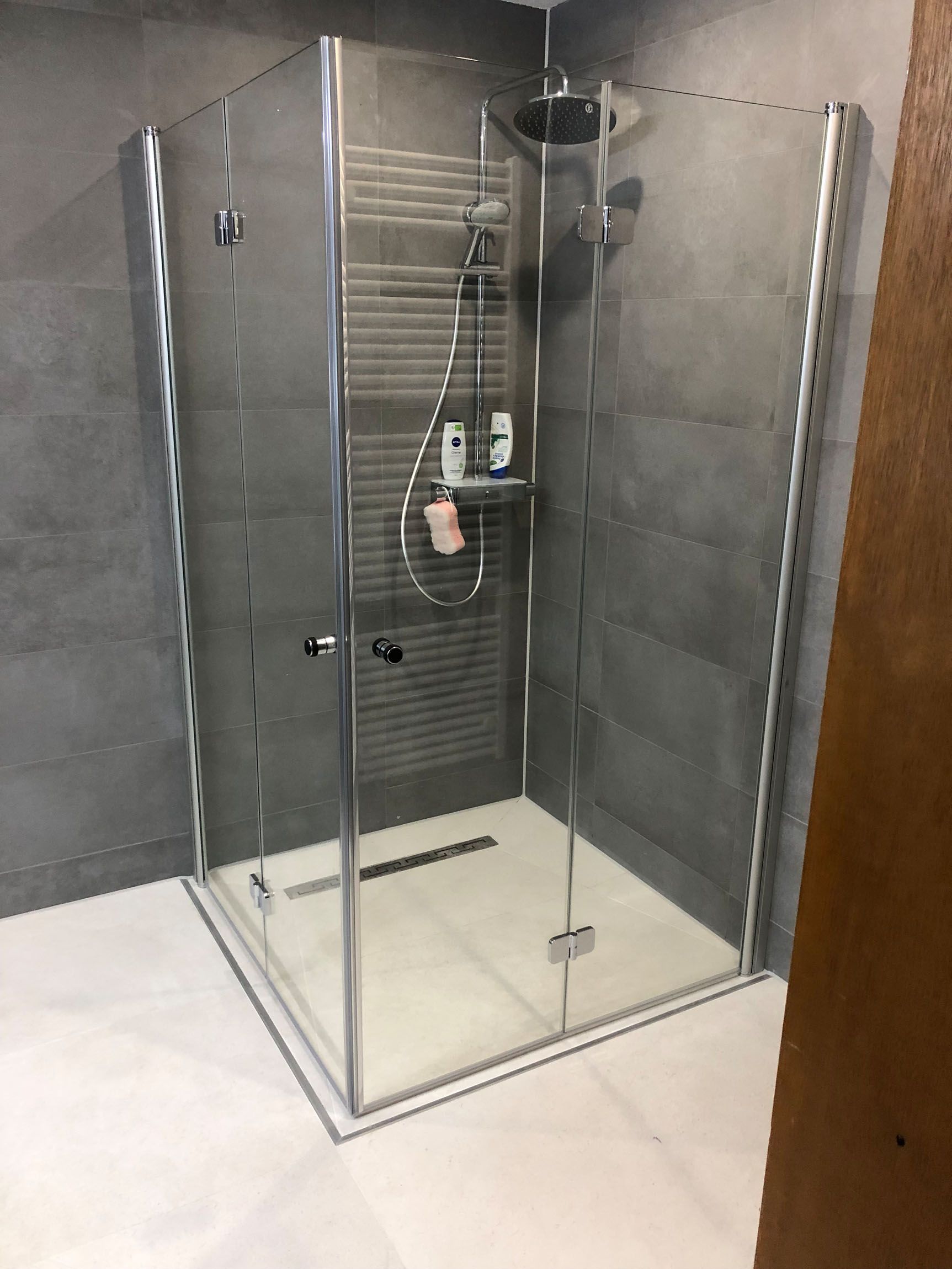 Neue bodengleiche Dusche nach Teilsanierung – P&M Sanitärtechnik Hamm