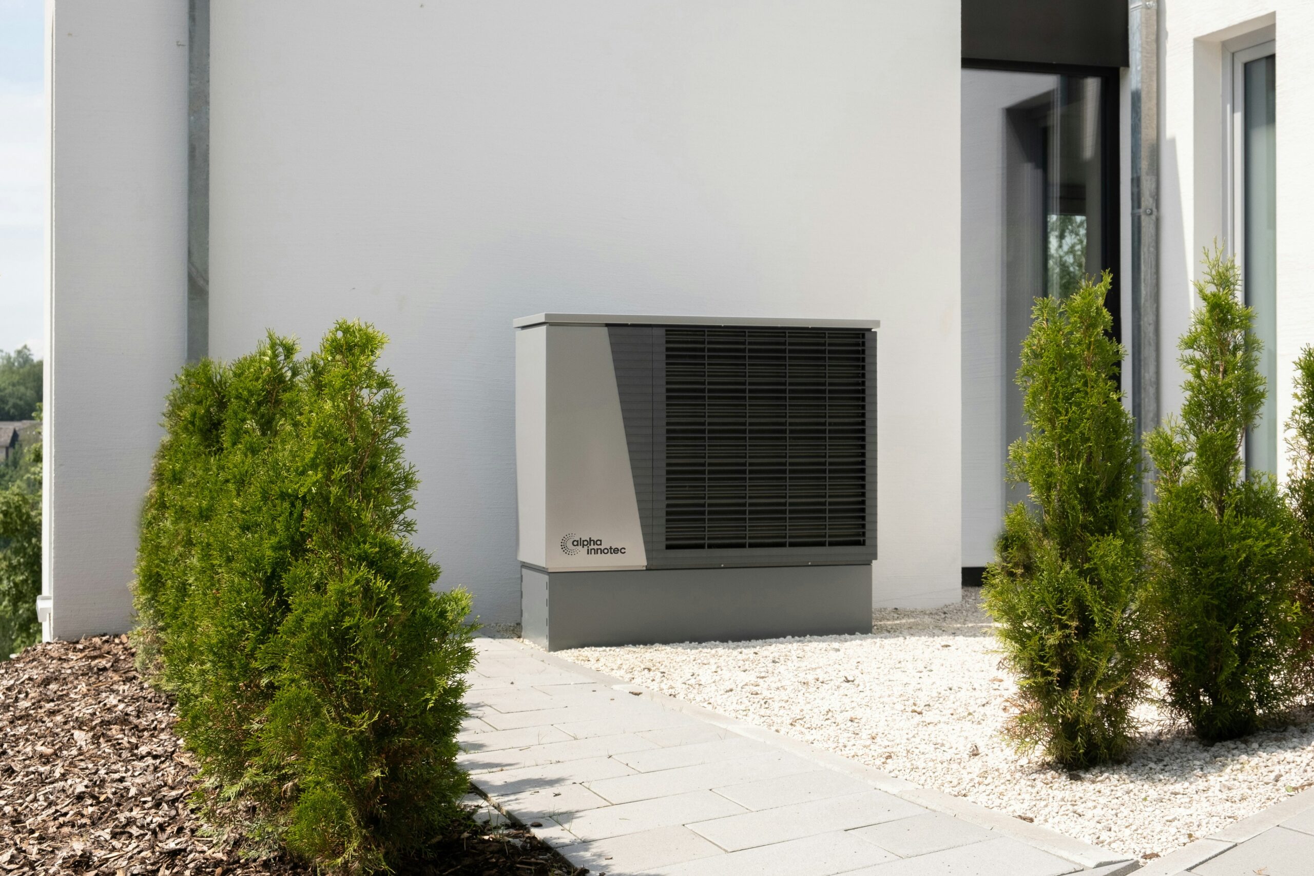Wärmepumpen-Außeneinheit an einem Wohnhaus – Einbau durch P&M Sanitärtechnik Hamm