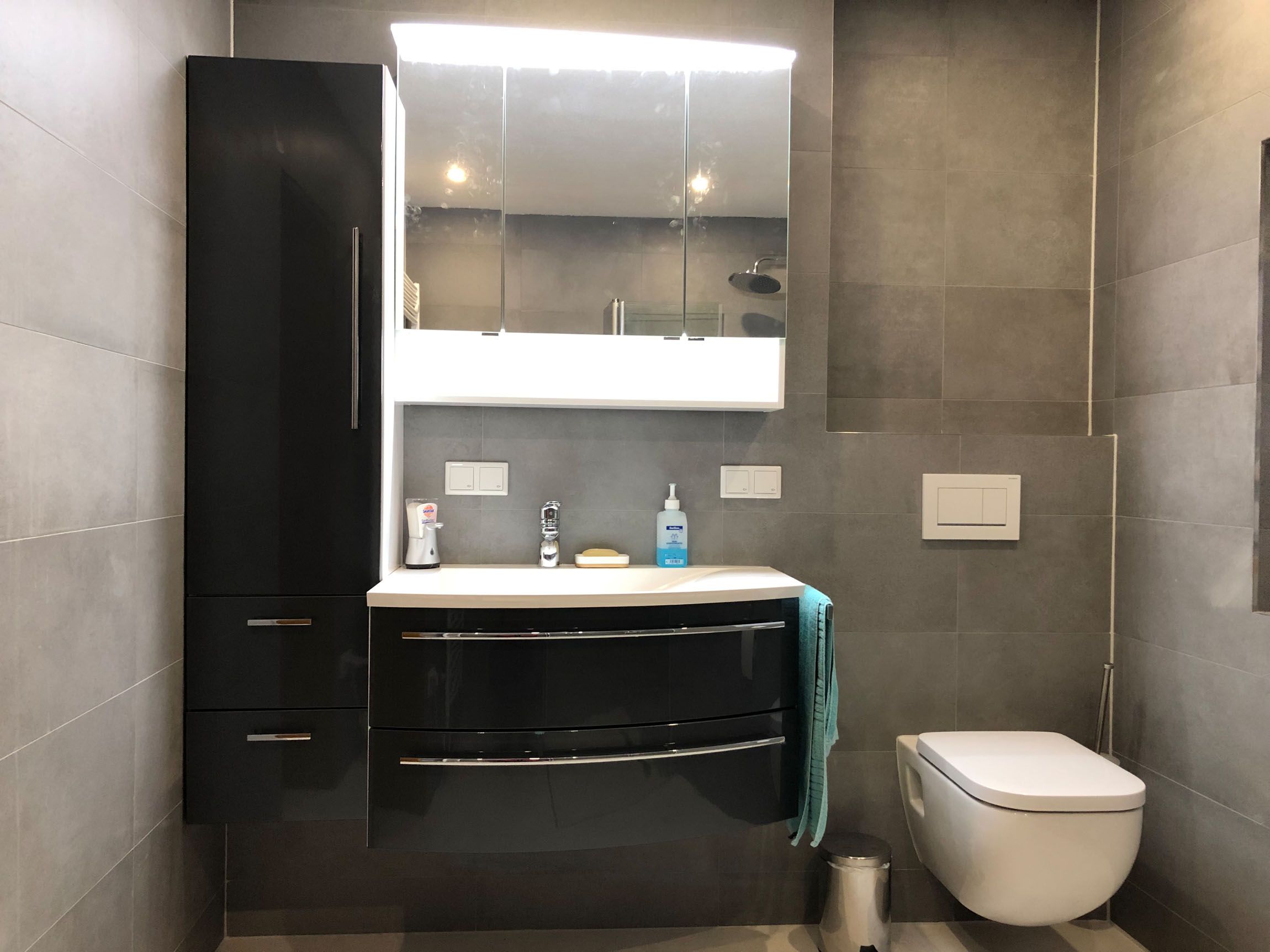 Teilsaniertes Bad mit neuem WC und Waschtisch – Referenzprojekt in Hamm