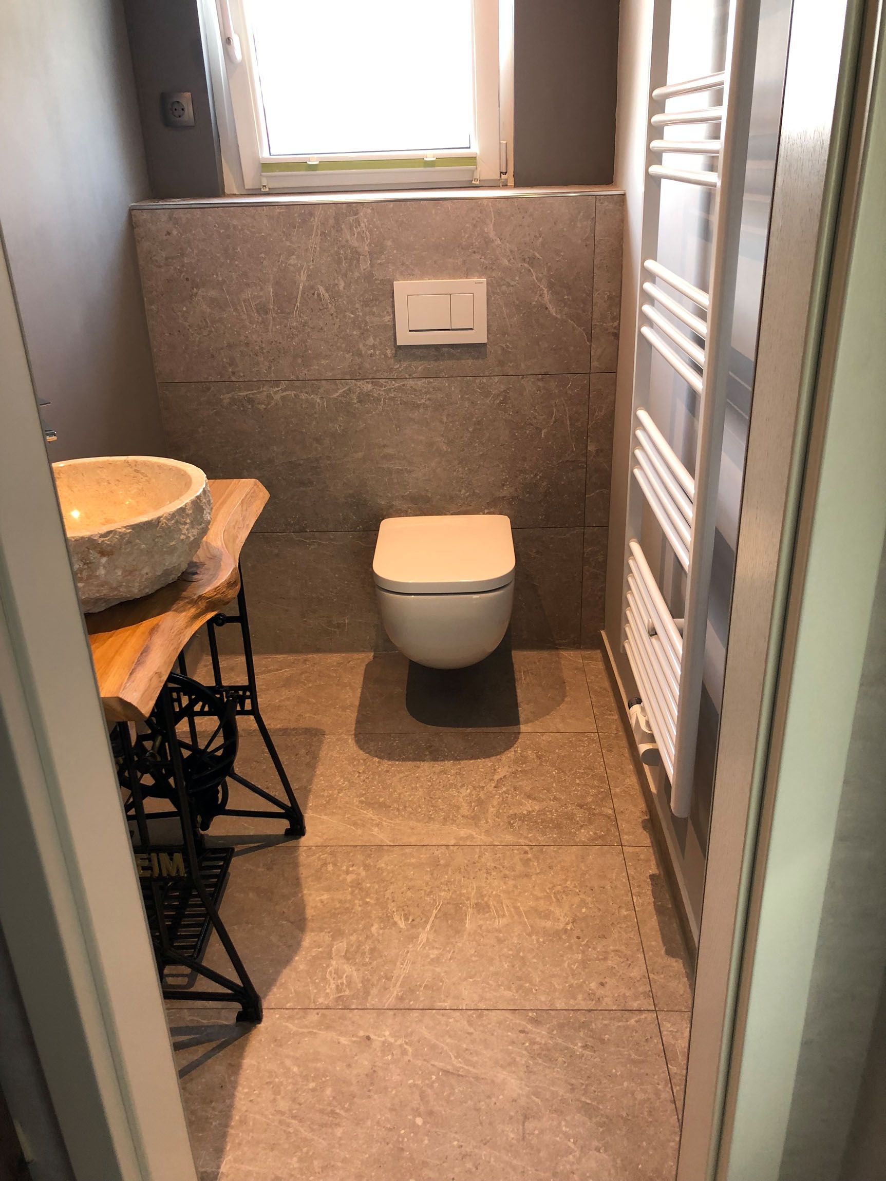 Saniertes Gäste-WC mit Naturstein-Waschbecken – Referenz von P&M Sanitärtechnik Hamm